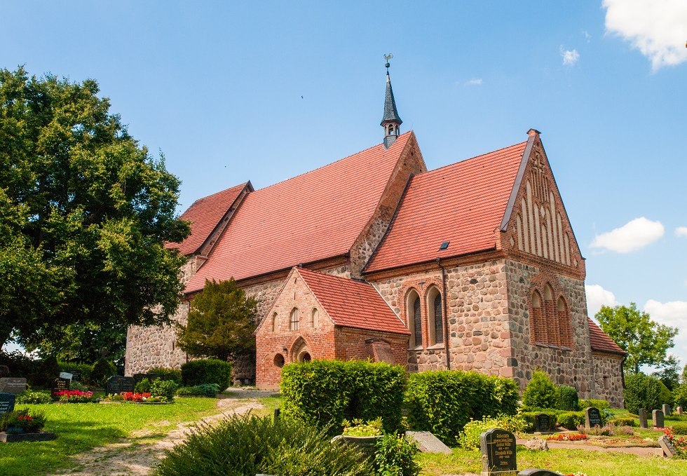 Kirche seitlich schräg dem Hang nach oben fotografiert., © Frank Burger