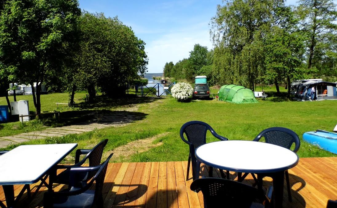 Mit Blick auf den Stichkanal lässt sich’s gut sein auf der Terrasse, © Naturcampingplatz Lassan