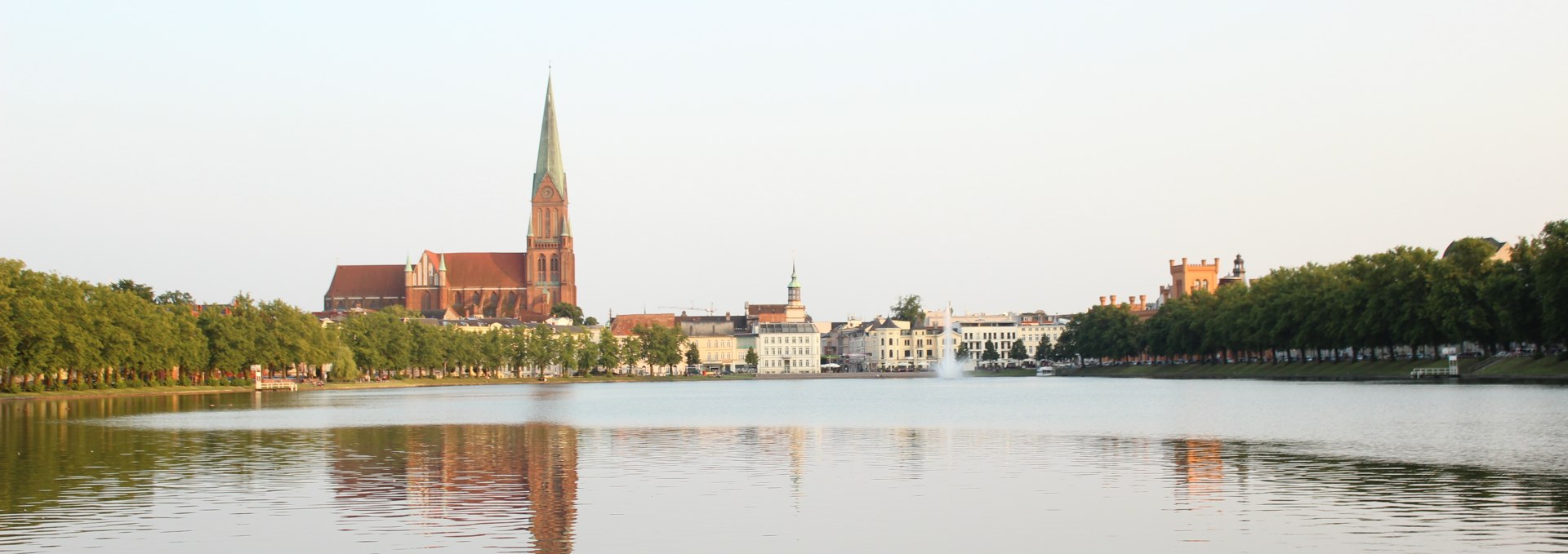 Der Dom vom Pfaffenteich aus gesehen, © Cornelia Böttcher, Touristinformation Schwerin