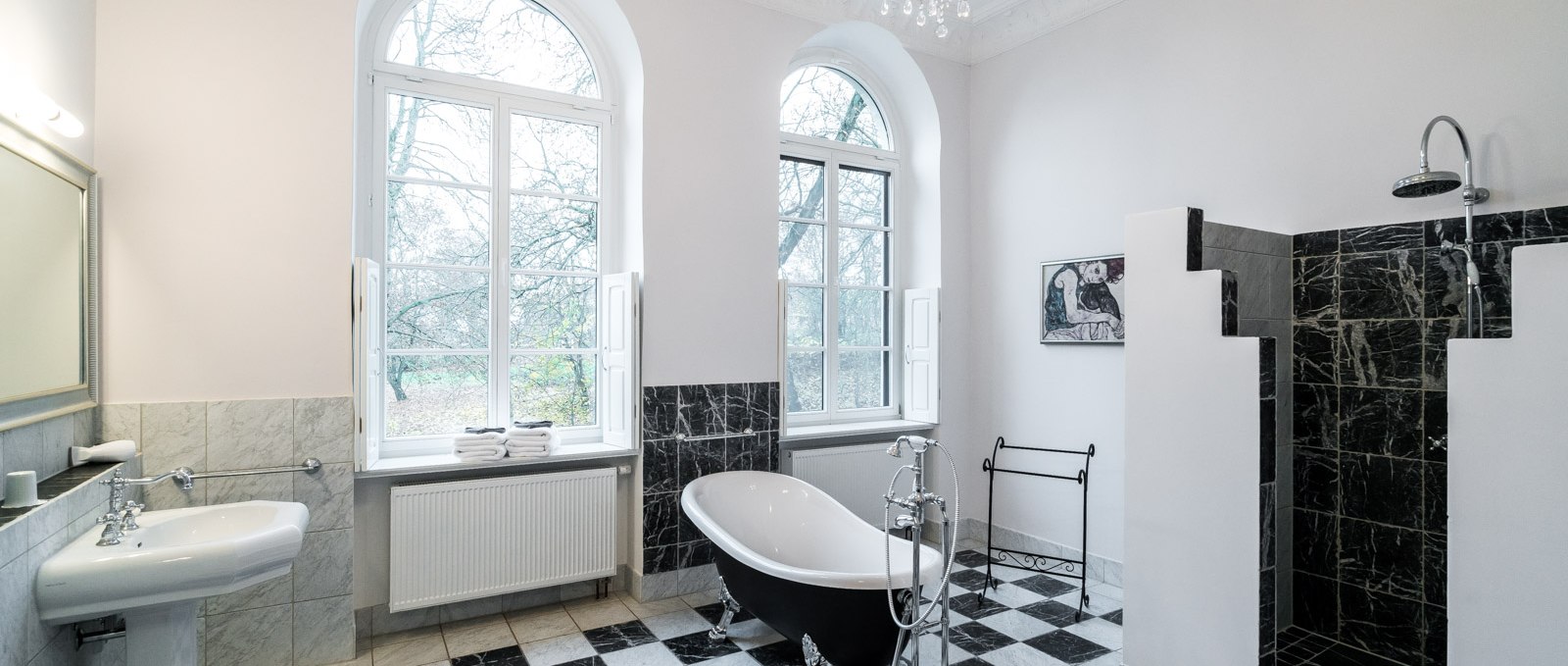 Großzügiges Badezimmer im Schlosshotel Marihn, © Copyright DOMUSimages UG