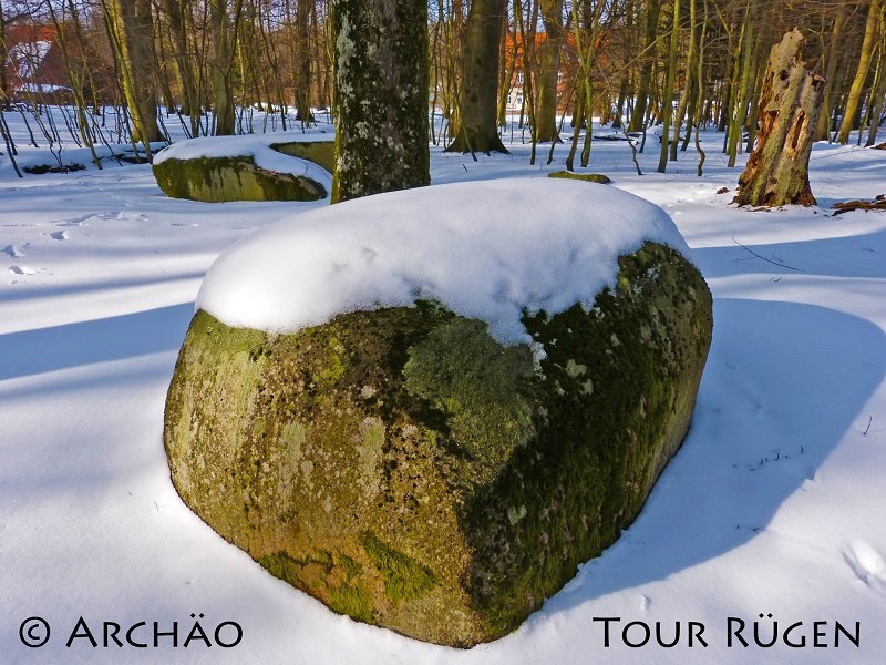 die Opfersteine beim Forsthaus Werder im verschneiten Wald der Stubnitz, © Archäo Tour Rügen