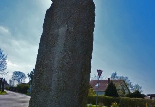 der übermannsgroße Sühnestein am Ortseingang von Schaprode, © Archäo Tour Rügen