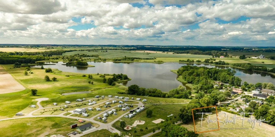 Luftbildansicht auf die Seeweide Naturcamping Penzlin, © FilmSchnittFotographie