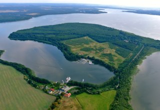 Luftbild des Fischereibetriebes mit Ferienhäusern, © Fischerei und Räucherei Alt-Schwerin/Dietmar Bürth