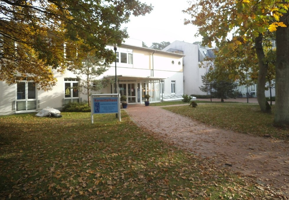 Kurmittelhaus im Ostseebad Baabe - Herbstansicht -, © Tourismuszentrale Rügen