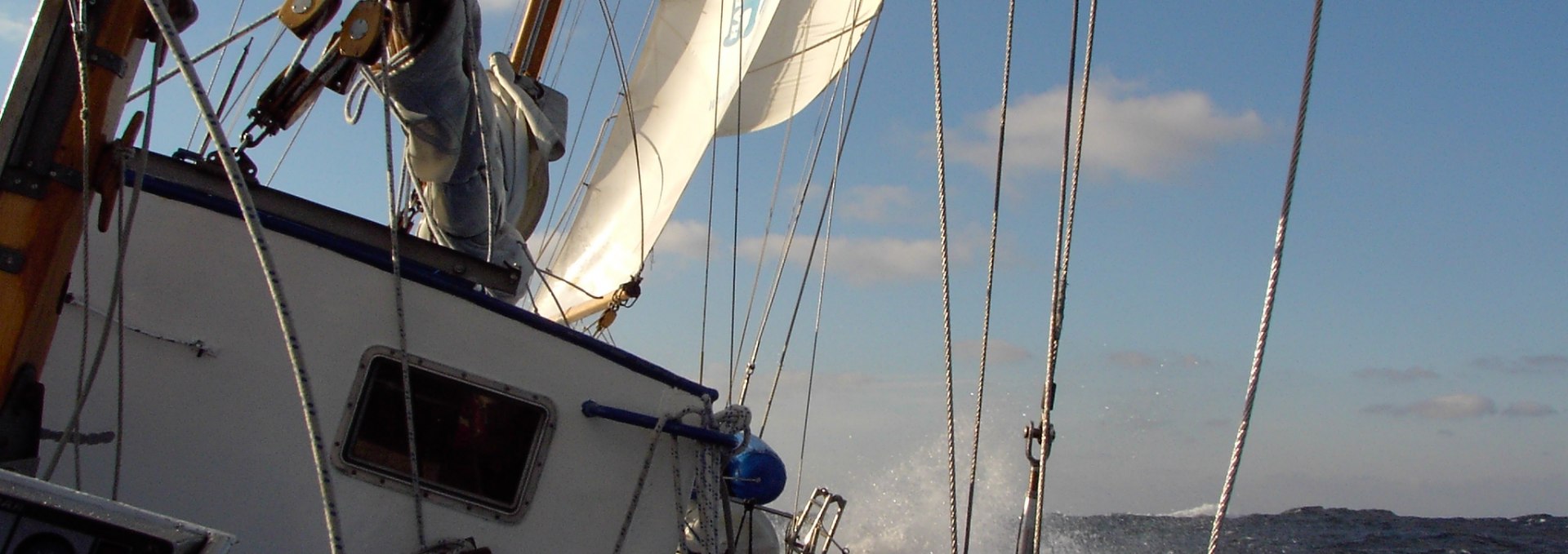 Die Jugendsegelyacht Greif von Ueckermünde im Seegang, © Schiffsführung 2004