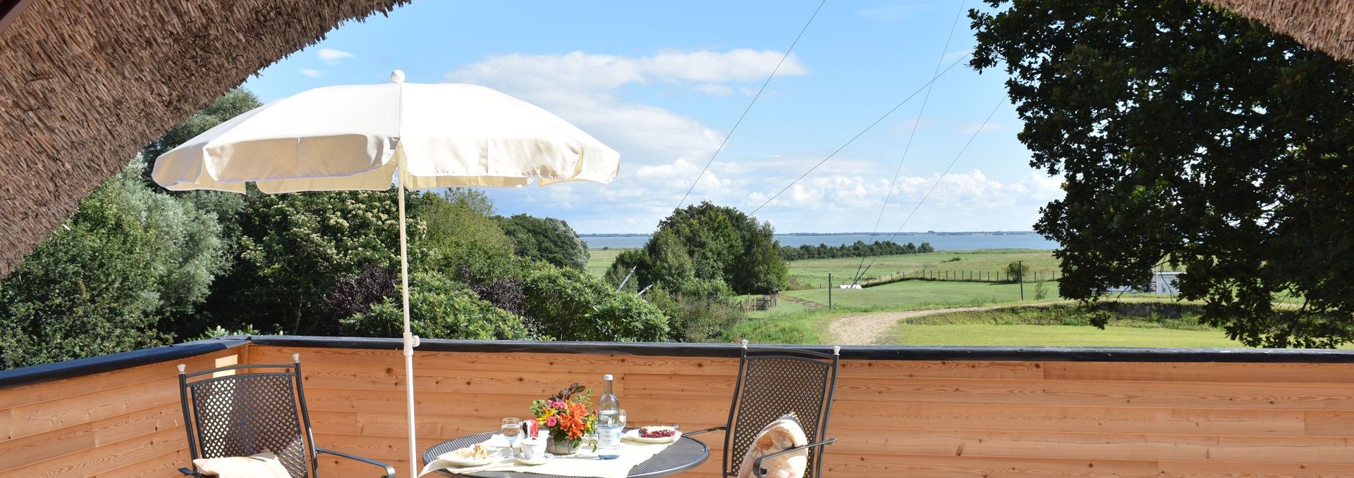 Balkon mit Blick über die Boddenwiese, © Hübner