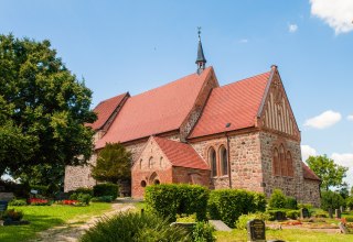 Kirche seitlich schräg dem Hang nach oben fotografiert., © Frank Burger