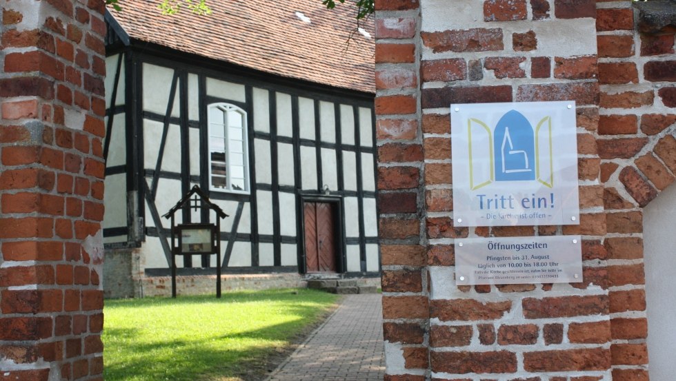 Zugang zur Kirche Priepert, © Mecklenburgische Kleinseenplatte Touristik GmbH