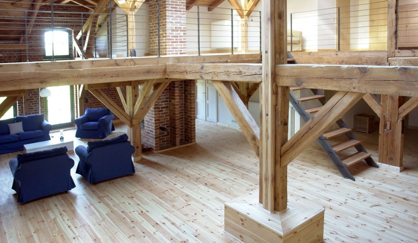 Dieses stilvolle Loft kombiniert rustikalen Charme mit modernen Akzenten. Die massiven Holzbalken und das offene Raumkonzept harmonieren perfekt mit den gemütlichen Sitzgelegenheiten, während die freiliegenden Ziegelwände den historischen Charakter des Gebäudes bewahren. Die großzügige Galerie bietet zusätzlichen Raum und betont die luftige Atmosphäre dieses einzigartigen Wohnraums., © Dieses stilvolle Loft kombiniert rustikalen Charme mit modernen Akzenten. Die massiven Holzbalken und das offene Raumkonzept harmonieren perfekt mit den gemütlichen Sitzgelegenheiten, während die freiliegenden Ziegelwände den historischen Charakter des Gebäudes bewahren. Die großzügige Galerie bietet zusätzlichen Raum und betont die luftige Atmosphäre dieses einzigartigen Wohnraums.