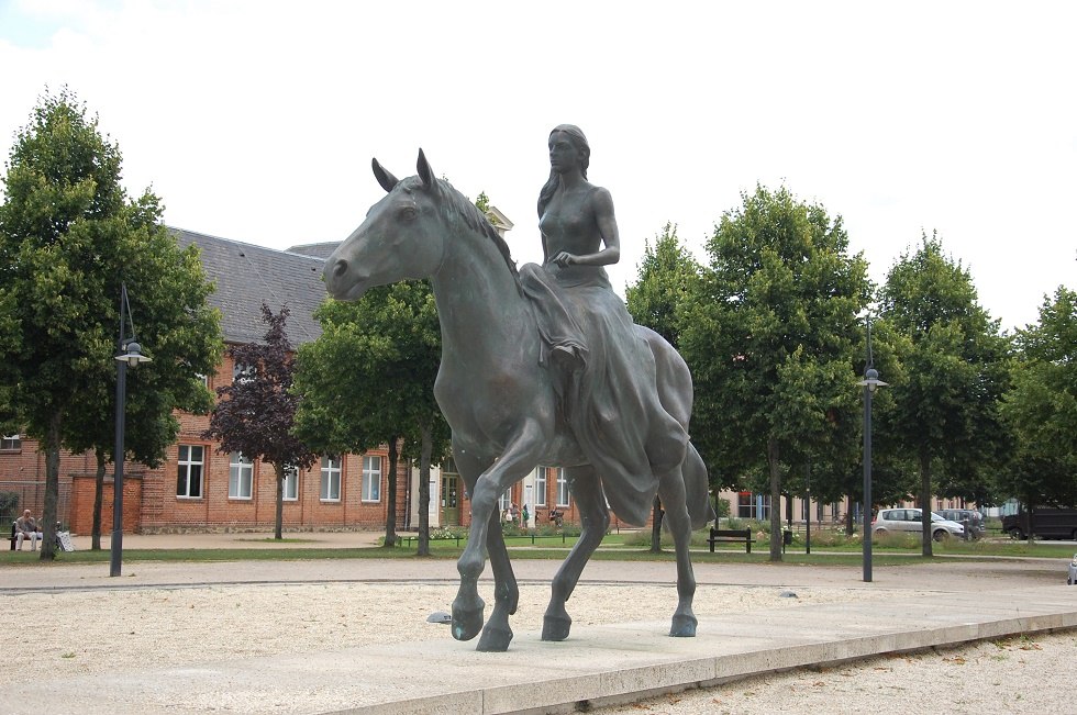 Seit einigen Jahren schmückt die Reitende Alexandrine den Alexandrinenplatz., © Gabriele Skorupski