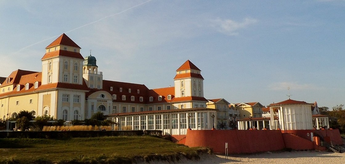 Kurplatz mit Kurhaus im Hintergrund Ansicht Seeseite, © Tourismuszentrale Rügen