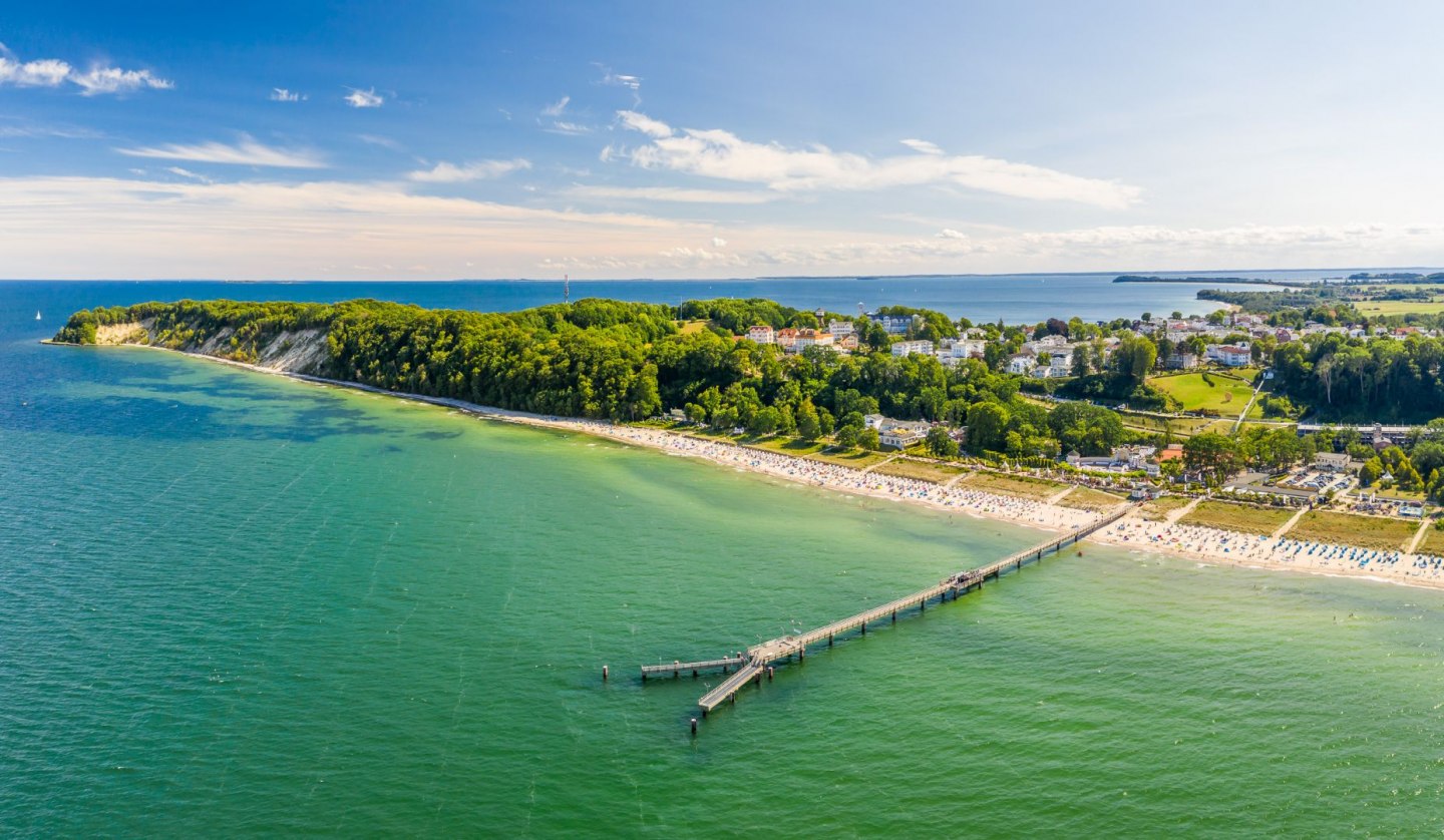 Beeindruckendes Panorama aus der Luft: das Ostseebad Göhren mit der Seebrücke am Nordstrand, © Mirko Boy