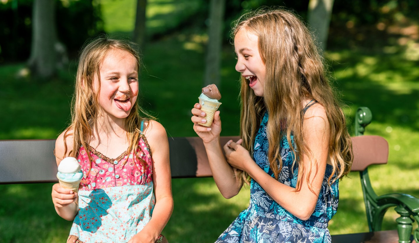 Kinder genießen ein Eis auf der Insel Usedom, © TMV/Tiemann