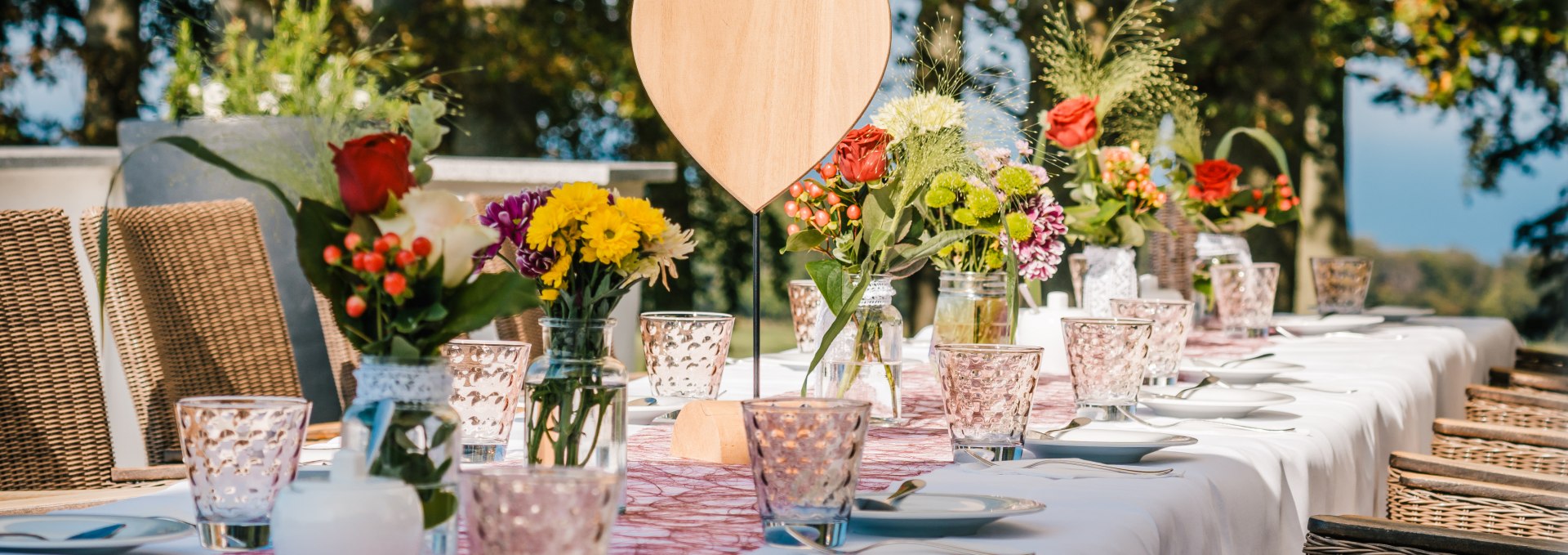 Festlich gedeckte Hochzeitstafel im Schlosspark Ranzow, © Schloss Ranzow / FotoArt Mirko Boy