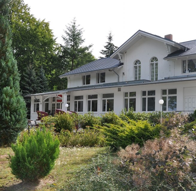 Hotel Weißes Schloß Heringsdorf - Außenansicht Terasse, © TMV/Fischer