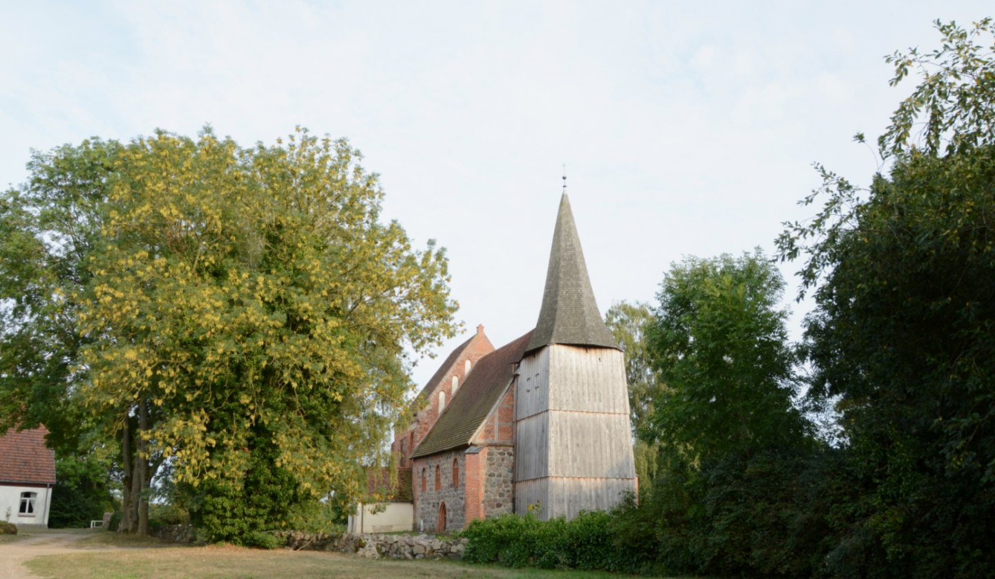 Die mittelalterliche Dorfkirche von Kuppentin  im Spätsommer., © Tourismusverband Mecklenburg-Schwerin