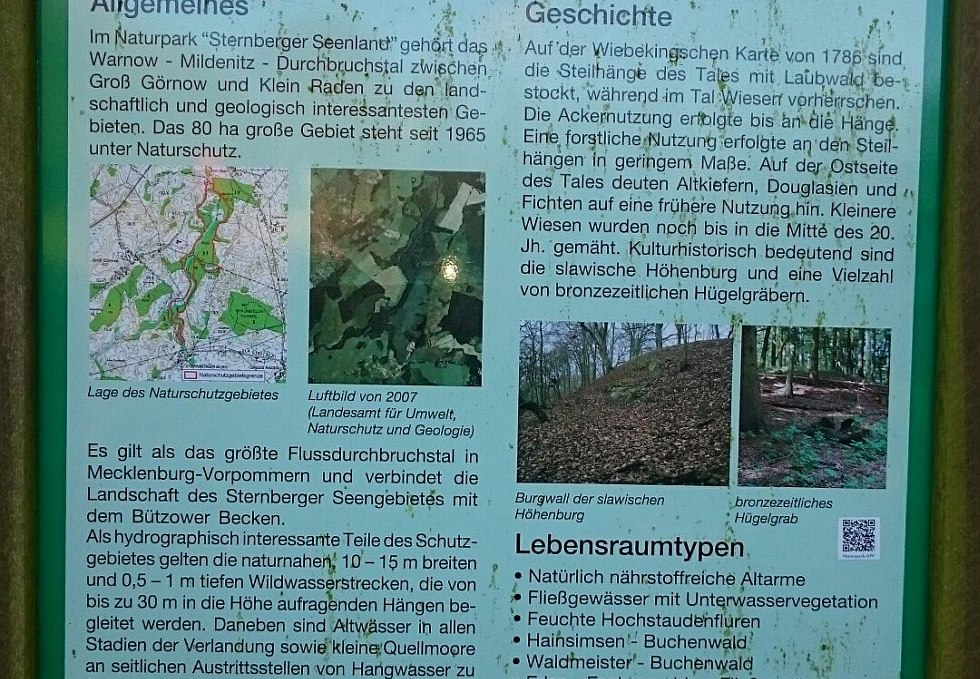 Eine Schautafel am Parkplatz informiert über das Naturschutzgebiet., © TMV/outdoor-visions.com