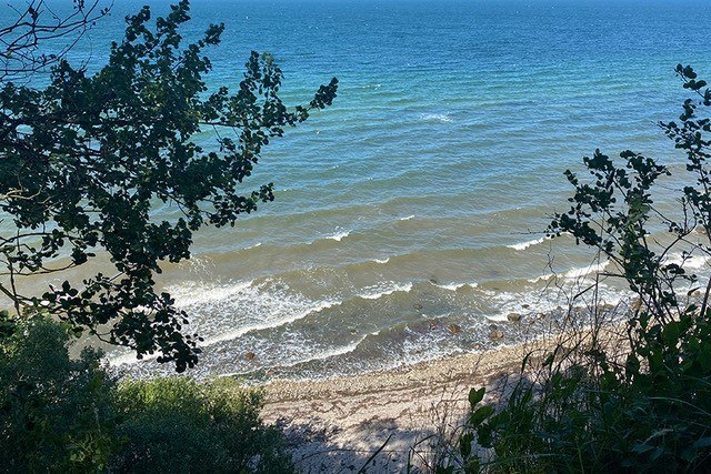 Der Blick von der Steilküste auf den Naturstrand und die Ostsee – in 15 Minuten per Fahrrad oder in 30 Minuten zu Fuß von der Ferienkooperative aus zu erreichen, © Silke Juchter