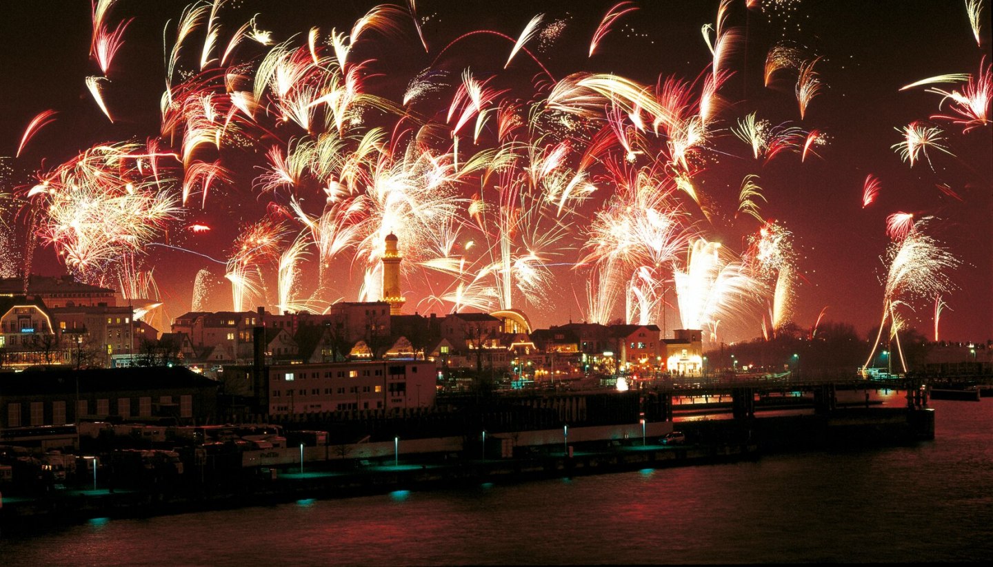 Silvesterfeuerwerk über dem Seebad Warnemünde, © TMV/Neumann