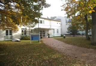 Kurmittelhaus im Ostseebad Baabe - Herbstansicht -, © Tourismuszentrale Rügen