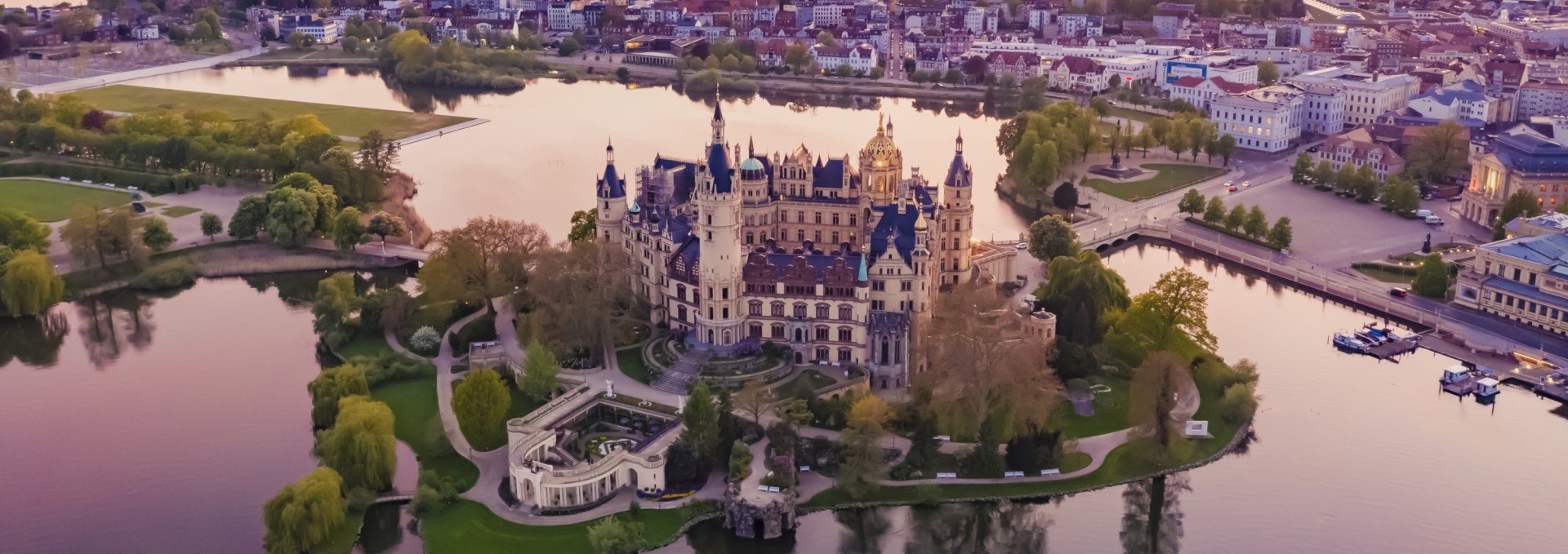 Traumhafte Lage: Schloss Scherin auf einer kleinen Insel im Schweriner See, © SSGK MV / Timm Allrich