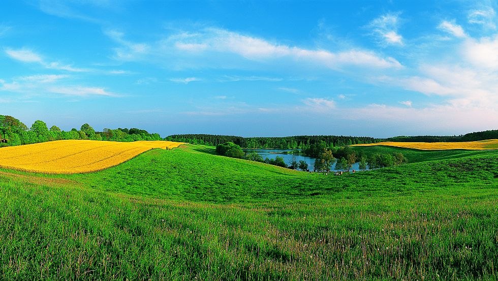 Eiszeitliche Hügel mit glasklaren Seen sind charakteristisch für diese Tour, © TMV/Legrand