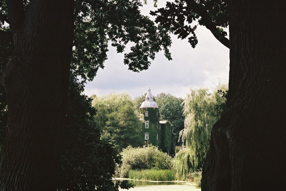 Blick über den Dorfteich auf das Gutshaus Wesselstorf, © Andreas Knoll