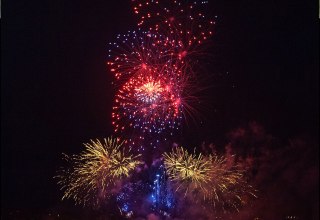 Feuerwerk über dem Wasser, © Soulfire Feuerwerke Shows