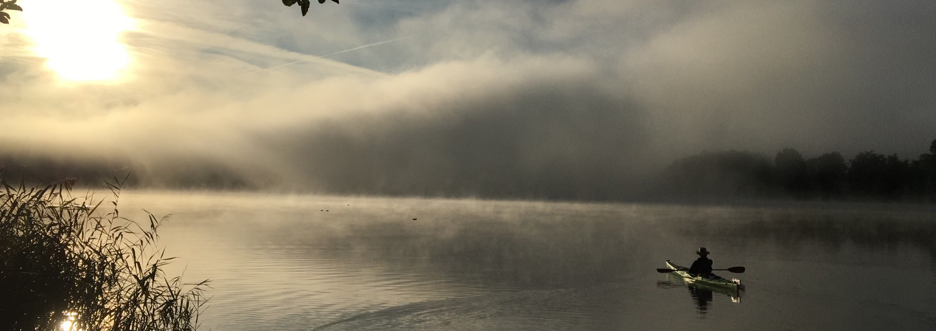 Paddler auf dem Gobenowsee am Morgen zwischen Sonne und Regenfront., © Susanne Zobel