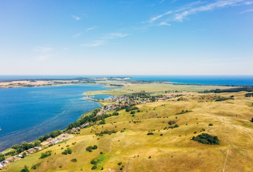 Die Zicker Berge auf der Halbinsel Mönchgut bieten eine atemberaubende Aussicht auf die weite Landschaft und das glitzernde Wasser der Ostsee – ein Paradies für Naturfreunde und Ruhesuchende., © TMV/Friedrich