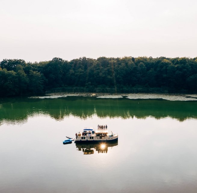 In der Stille liegt das Glück. Eine Hausbootfahrt in der Mecklenburgischen Seenplatte ist die schönste kleine Alltagsflucht., © TMV/Gänsicke