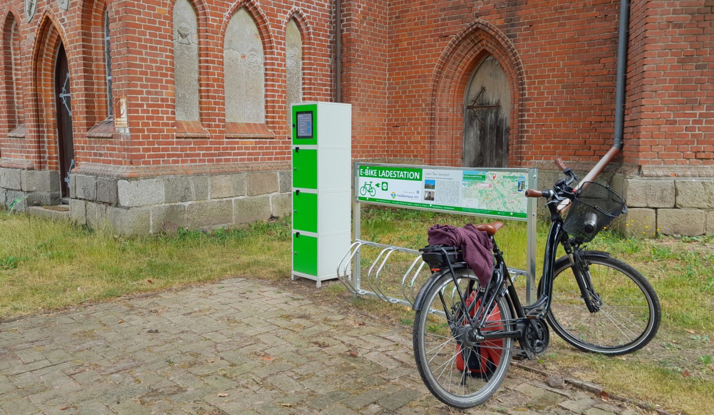 E-bike Ladestation an der Radfahrerkirche Pantlitz, © Tourismusverein Vogelparkregion Recknitztal e.V.