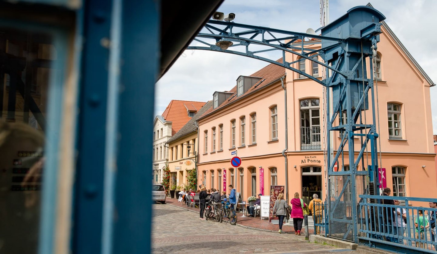 Eiscafé Al Ponte direkt an der Hubbrücke in Plau am See, © Nadine Rupp