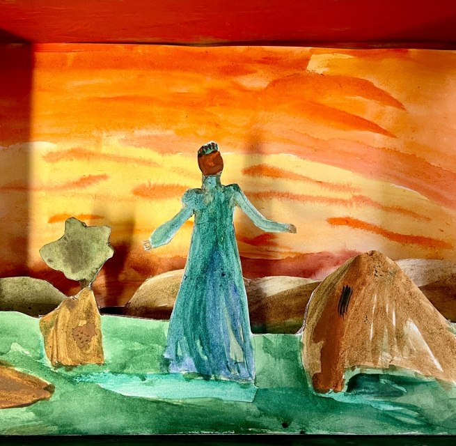 Neha Czepulowski, 8 Jahre, hat „Frau vor der untergehenden Sonne“ im Karton mit Aquarellfarben nachempfunden., © Julia Hansen