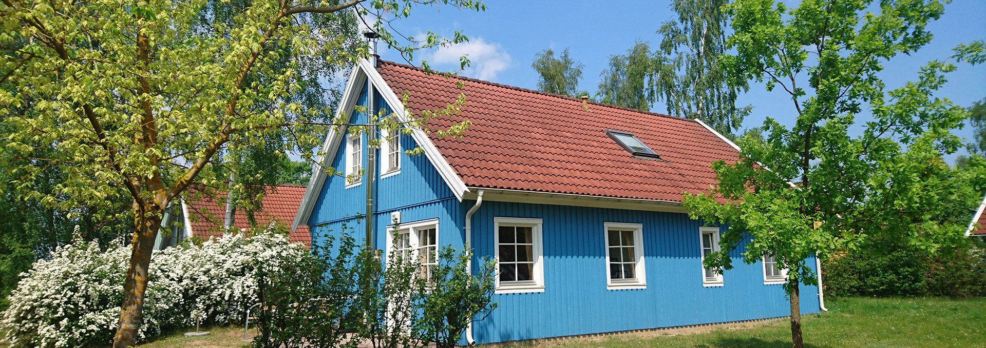 Farbenfrohe Ferienhäuser, zum Teil auch mit Kamin, © Juliane Duwe / Müritzparadies GmbH