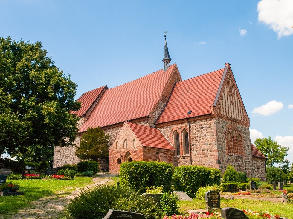 Kirche seitlich schräg dem Hang nach oben fotografiert., © Frank Burger