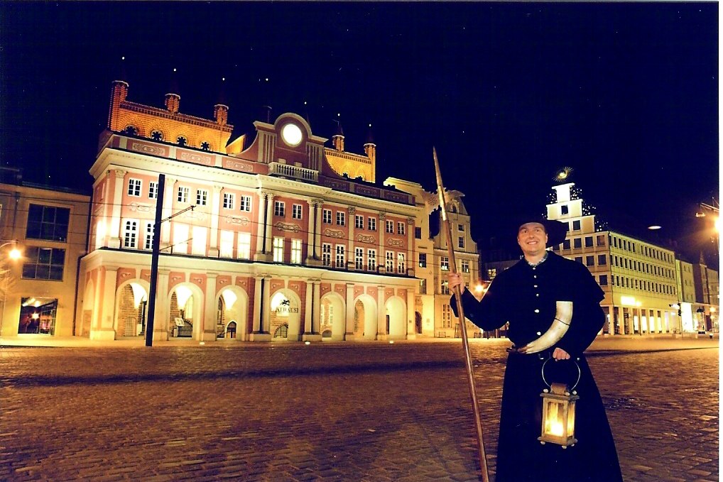 Der Rostocker Nachtwächter vor dem Rathaus, © HTR Hansetouristik Rostock