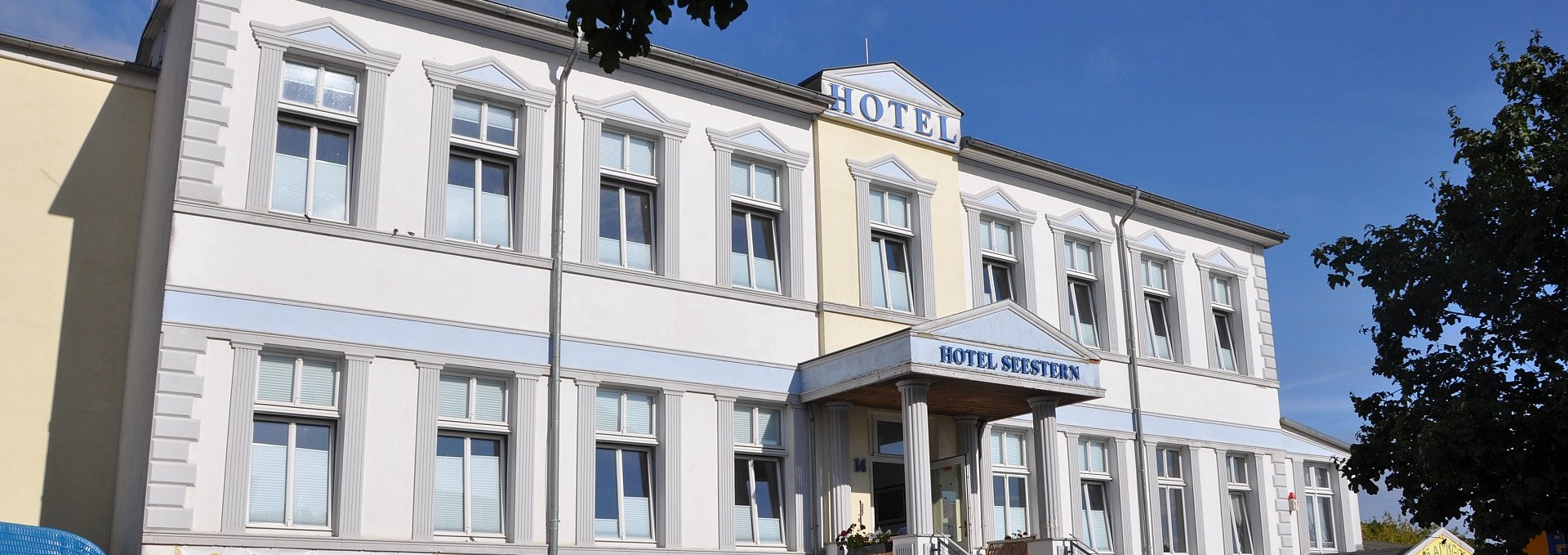 Direkt an der Ahlbecker Promenade, nah der Seebrücke gelegen - das Hotel Seestern, © TMV