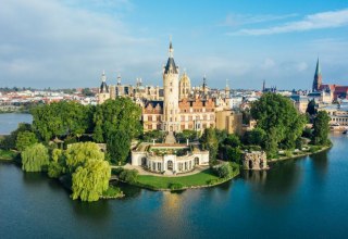 Das Schweriner Schloss tront als Wahrzeichen über die Landeshauptstadt Schwerin, © TMV/Gänsicke