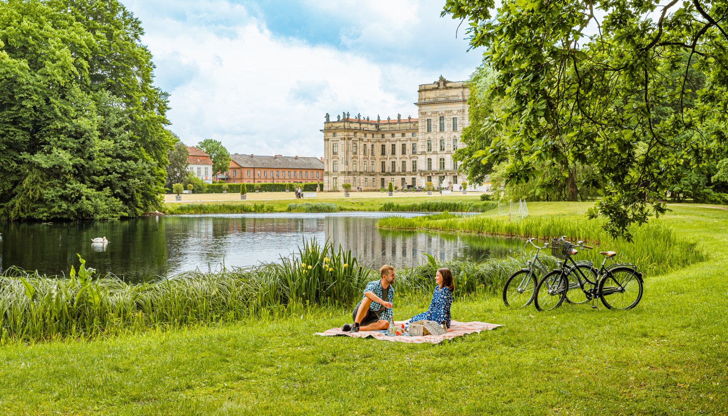 Picknick vor dem Schloss Ludwigslust, © TMV/Tiemann