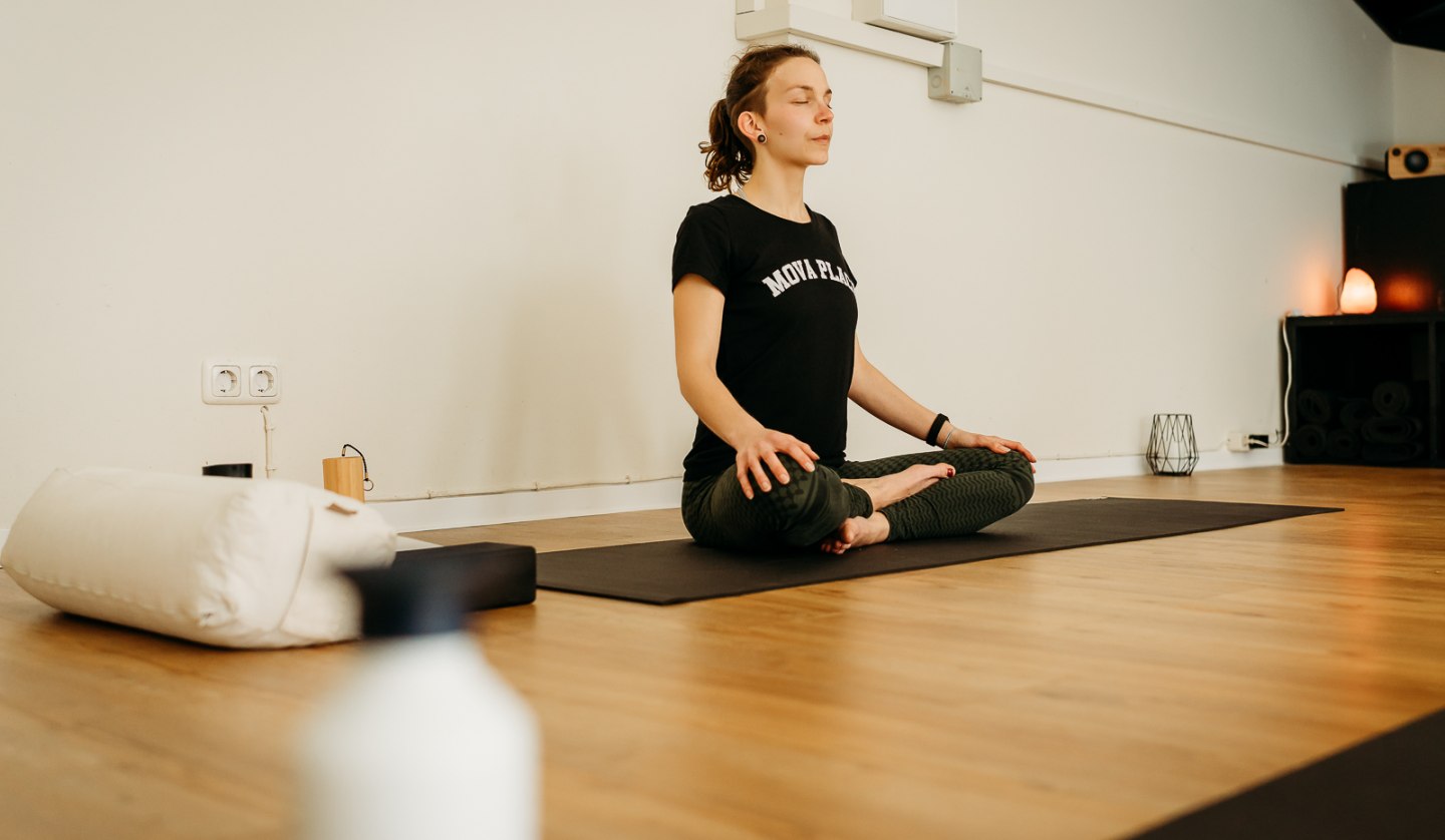 Eine Frau namens Josephine macht Yoga im MOVA PLACE - Yoga & Co. Studio, © Rügenlinse