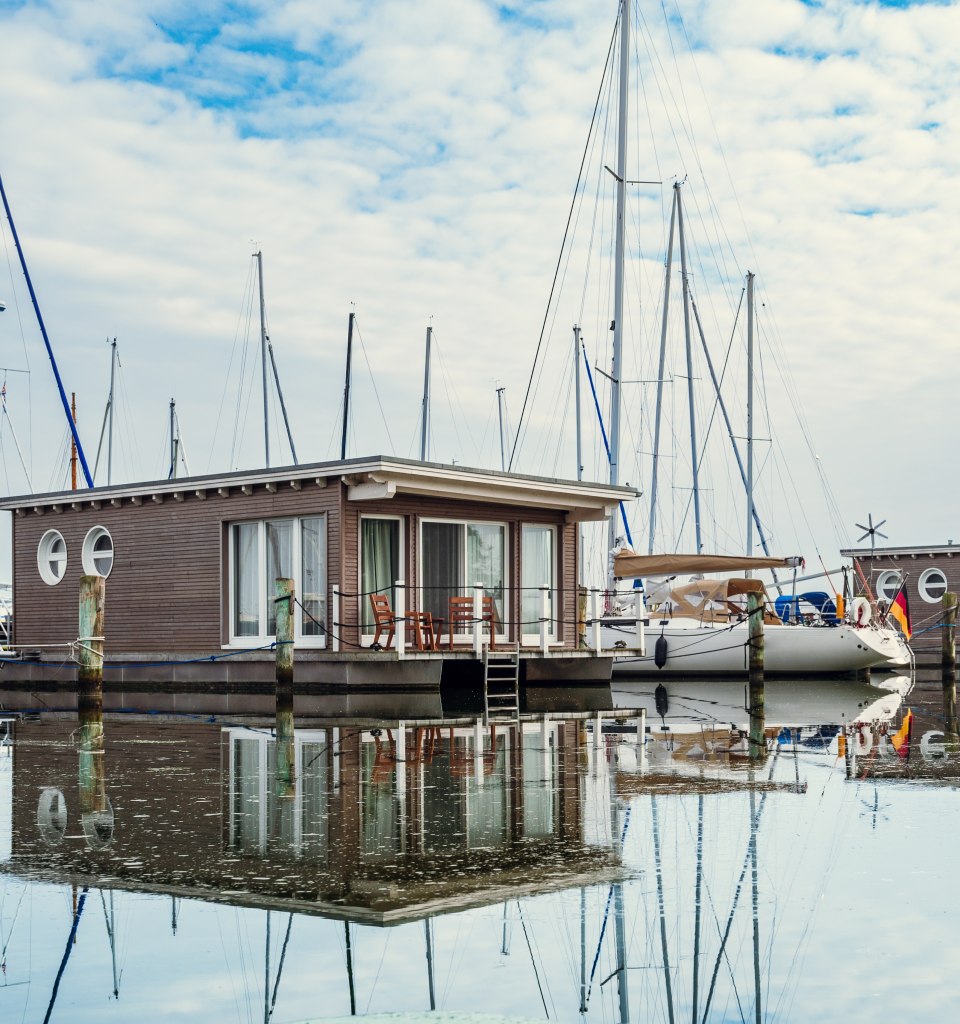 Die im Stil von Hausbooten konstruierten Suiten sind fest verankert., © TMV/Tiemann