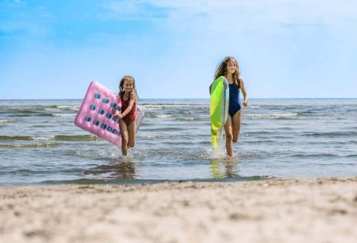 Ostsee mit Luftmatratzen: Josi und Luna am Usedomer Strand., © TMV/Tiemann