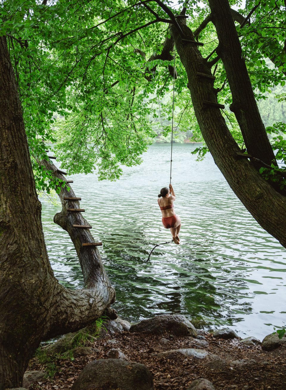 Abkühlung gefällig? Trotz des Nieselregens wagt Linda den Sprung ins Wasser des Schmalen Luzins – und hat großen Spaß! Kein Wunder, er ist einer der schönsten Seen Mecklenburgs., © TMV/Gross