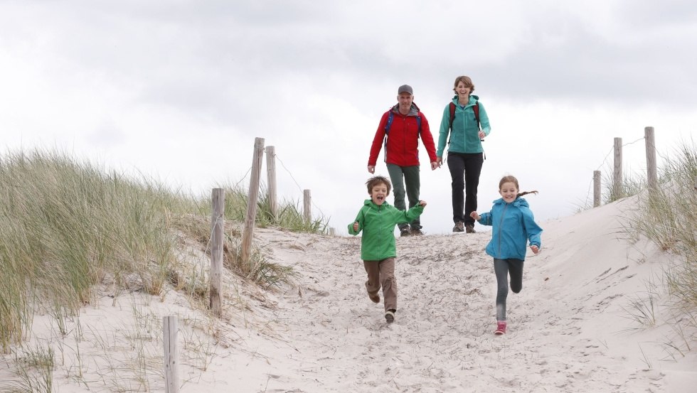 Über die Dünen führt die Wanderung auch an den Ostseestrand., © TMV/outdoor-visions.com