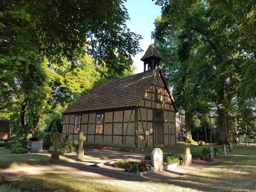 Rechteckige Fachwerkkirche in der Mitte des Dorfes Alt Damerow in unmittelbarer Nähe des Freilichtmuseums Pingelhof., © Copyright Foto: Lewitz e.V.