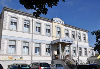 Direkt an der Ahlbecker Promenade, nah der Seebrücke gelegen - das Hotel Seestern, © TMV