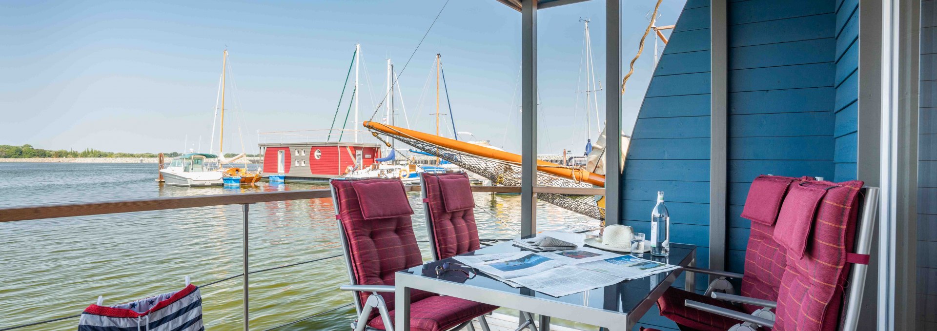 Veranda mit Sitzgelegenheit, © Stern Hausboot