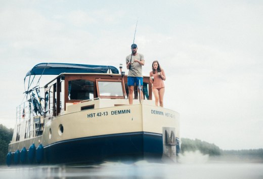 Mit dem Hausboot unterwegs auf dem Mirower See. Ein Perfekter Ort zum angeln., © TMV/Gänsicke